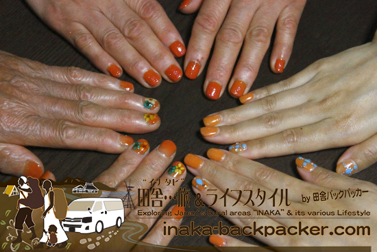 仕事の都合上、派手なネイルができない人にはシンプルに、おばあちゃんには畑でに見かけるお花をデザイン（能登・穴水町岩車（石川県）